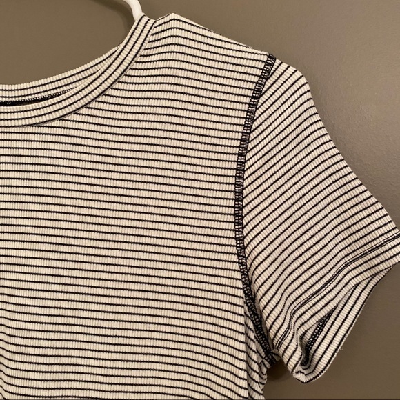American Eagle Black & White Cropped Striped Tee - Picture 3 of 6